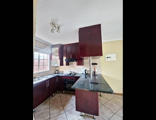 2 BEDROOM TOWNHOUSE FOR SALE IN KYALAMI HILLS